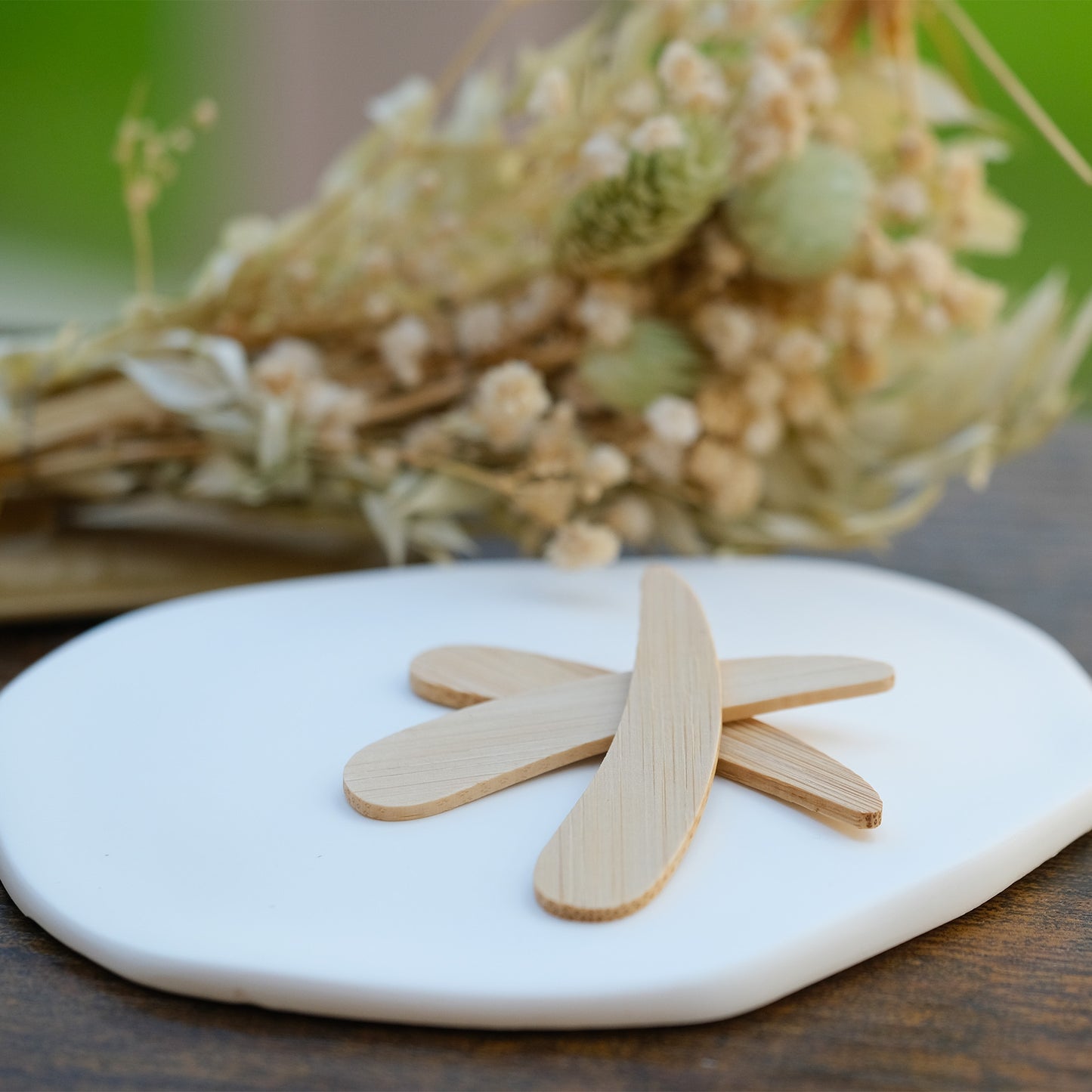 Kosmetik-Spatel aus Bambus mit Gesteck